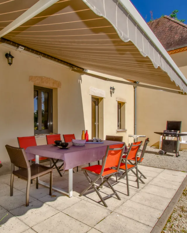 Terrasse du gîte Les Châtaigniers pour 8 personnes à Sarlat - Les Maséliades